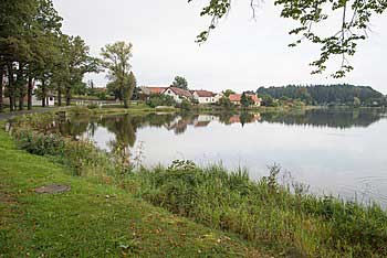 Hatín velký a od hladiny se třpytící vesnička Hatín | Rybníky Třeboňsko | MAS Třeboňsko