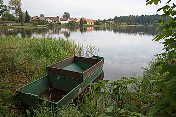 Krmící loď na Hatíně velkém | Rybníky Třeboňsko | MAS Třeboňsko