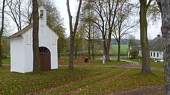 Pohled na kapličku v Levíně, Návesní rybník je v pozadí | Rybníky Třeboňsko | MAS Třeboňsko