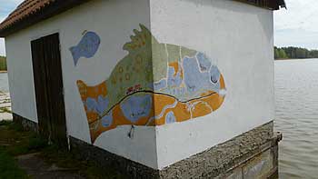 Vyobrazení Nadějské rybniční soustavy na fasádě skládku na hrázi. | Rybníky Třeboňsko | MAS Třeboňsko