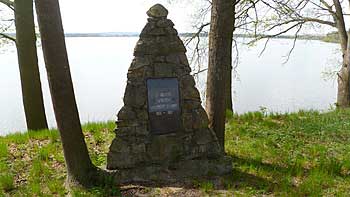 Pomník věnovaný pozemkové reformě na hrázi rybníka Záblatský | Rybníky Třeboňsko | MAS Třeboňsko