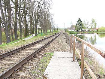 Po hrázi rybníku vede železniční spojení | Rybníky Třeboňsko | MAS Třeboňsko