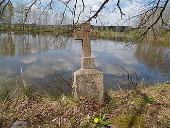 Kamenný kříž na hrázi Nového u Mláky | Rybníky Třeboňsko | MAS Třeboňsko