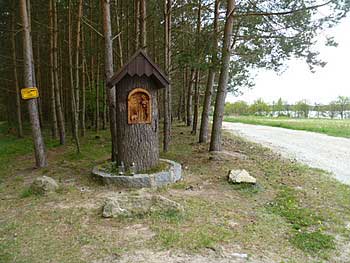 Dřevěná kaplička sv. Huberta na břehu Bošileckého rybníka | Rybníky Třeboňsko | MAS Třeboňsko