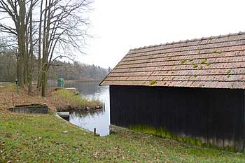Sklad krmiva na hrázi rybníka Schwarzenberg | Rybníky Třeboňsko | MAS Třeboňsko