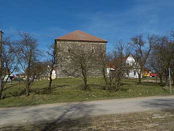Středověká tvrz ve Zvíkově | Rybníky Třeboňsko | MAS Třeboňsko